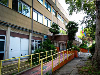 Originariamente venne ospitato in via Re David, in un palazzo di fianco al Provveditorato, poi nel 1980 il Salvemini venne spostato nel neonato Polivalente di Japigia: un complesso dotato di verde, grandi palestre, piste di atletica e arene all�aperto (strutture che nel tempo sono stato per� un po� trascurate) 